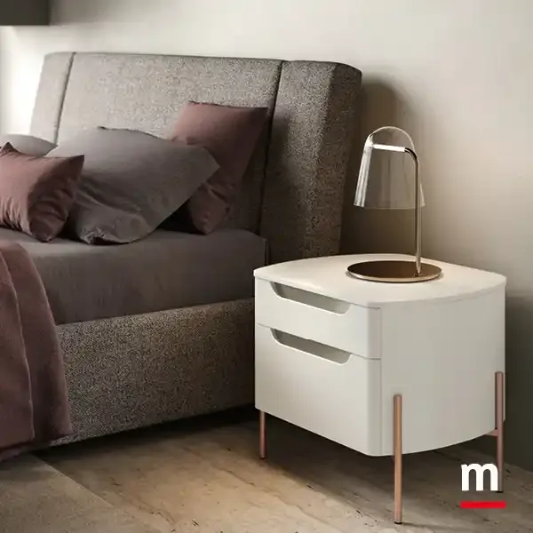 Comodino Ambra A12 Moretti Compact bianco accanto al letto imbottito