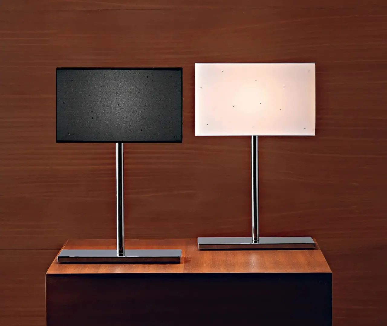 Due lampade da tavolo Glam Le Fablier con paralume nero e bianco su un mobile in legno