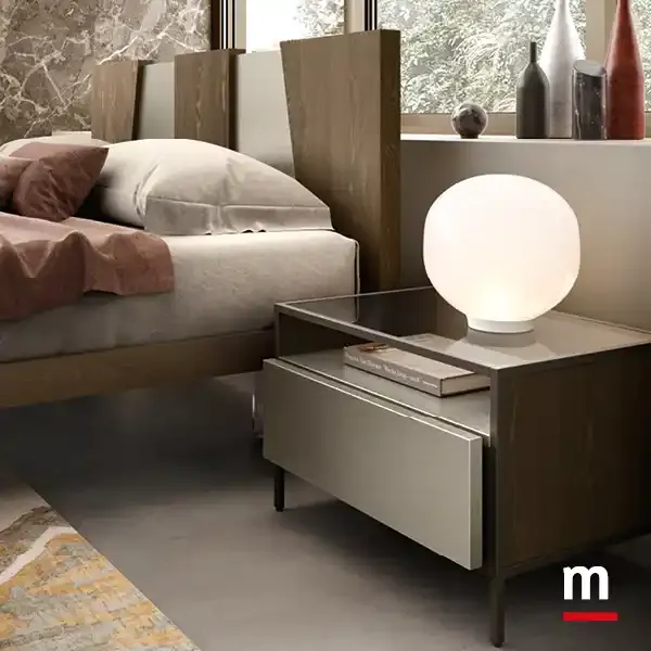 Comodino Frame F13 Moretti Compact con lampada accanto al letto