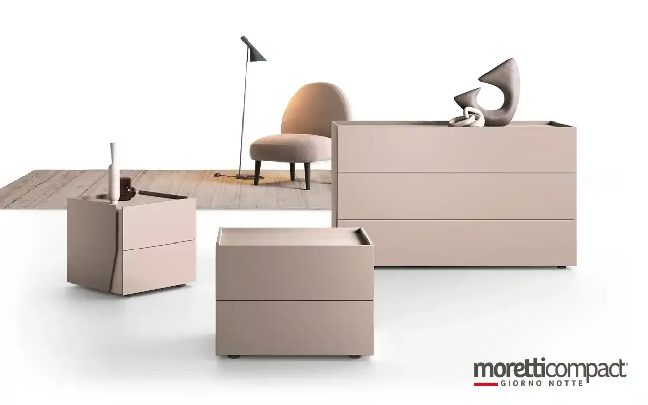 Gruppo notte Brezza Moretti Compact con comò e comodini rosa cipria dal fianco sagomato