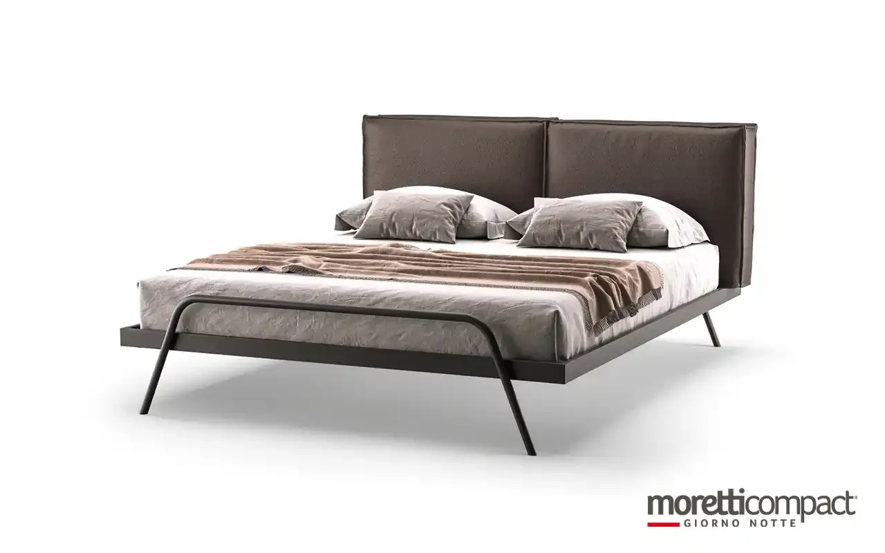 Letto Leg Moretti Compact con struttura metallica e cuscini marroni