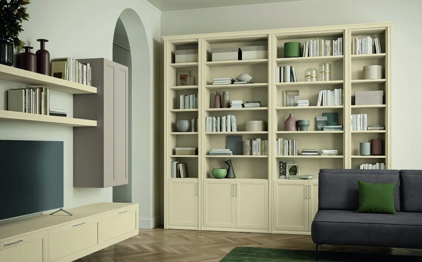 Libreria a terra Arcadia Colombini color canapa a quattro colonne con basi chiuse accanto alla tv