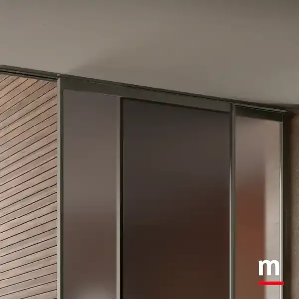 Portale Omnia P624 Moretti Compact dettaglio del vetro sabbiato