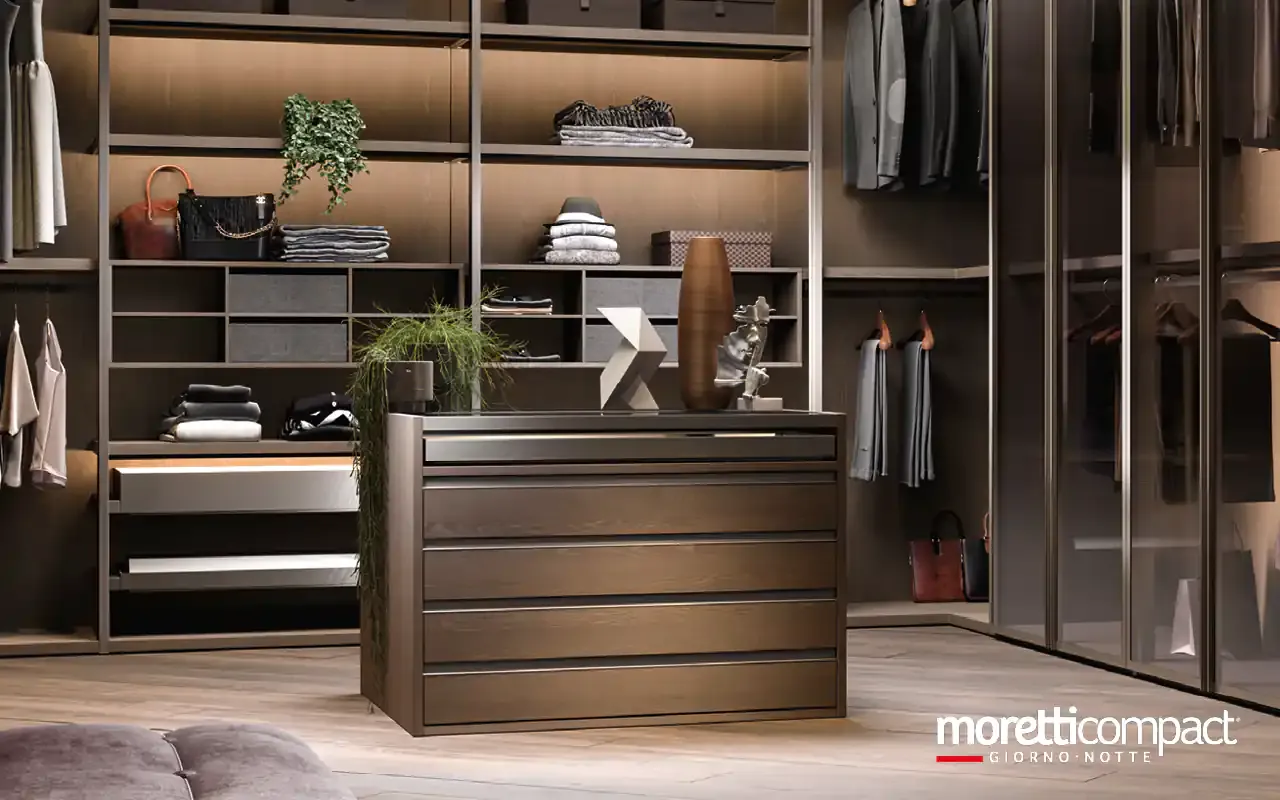 Isola Omnia I723 Moretti Compact in rovere al centro della cabina
