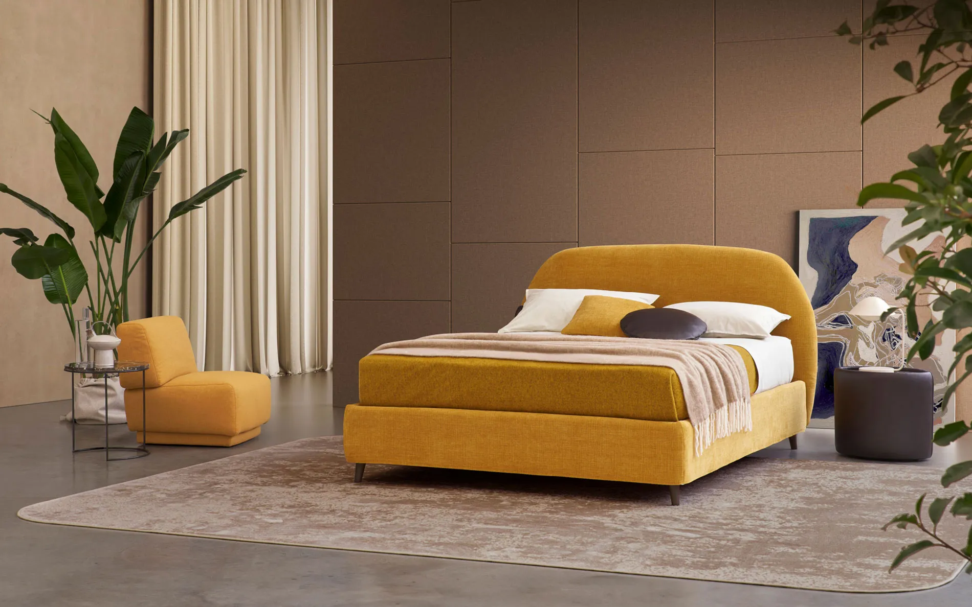 Letto Calipso Rosini giallo ocra con testata curva in camera