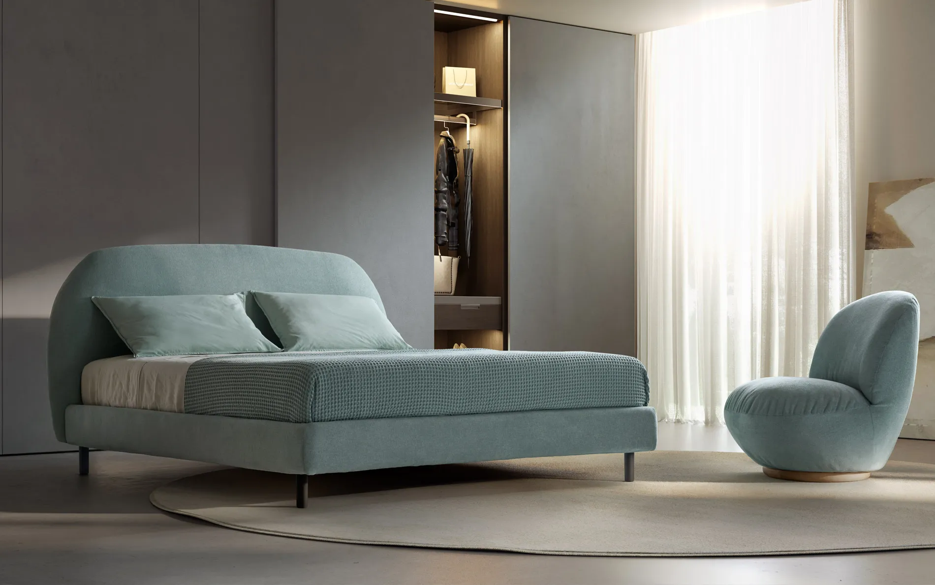 Letto Calipso Rosini verde acqua in una camera luminosa