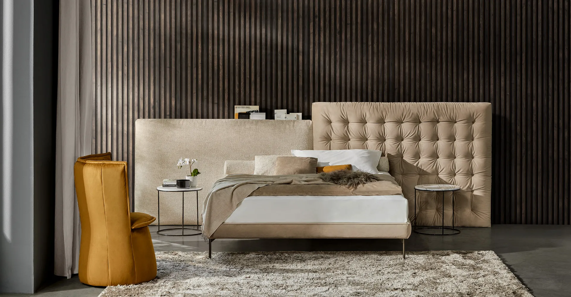 Letto Pegaso Rosini con testata trapuntata alta in una camera con boiserie