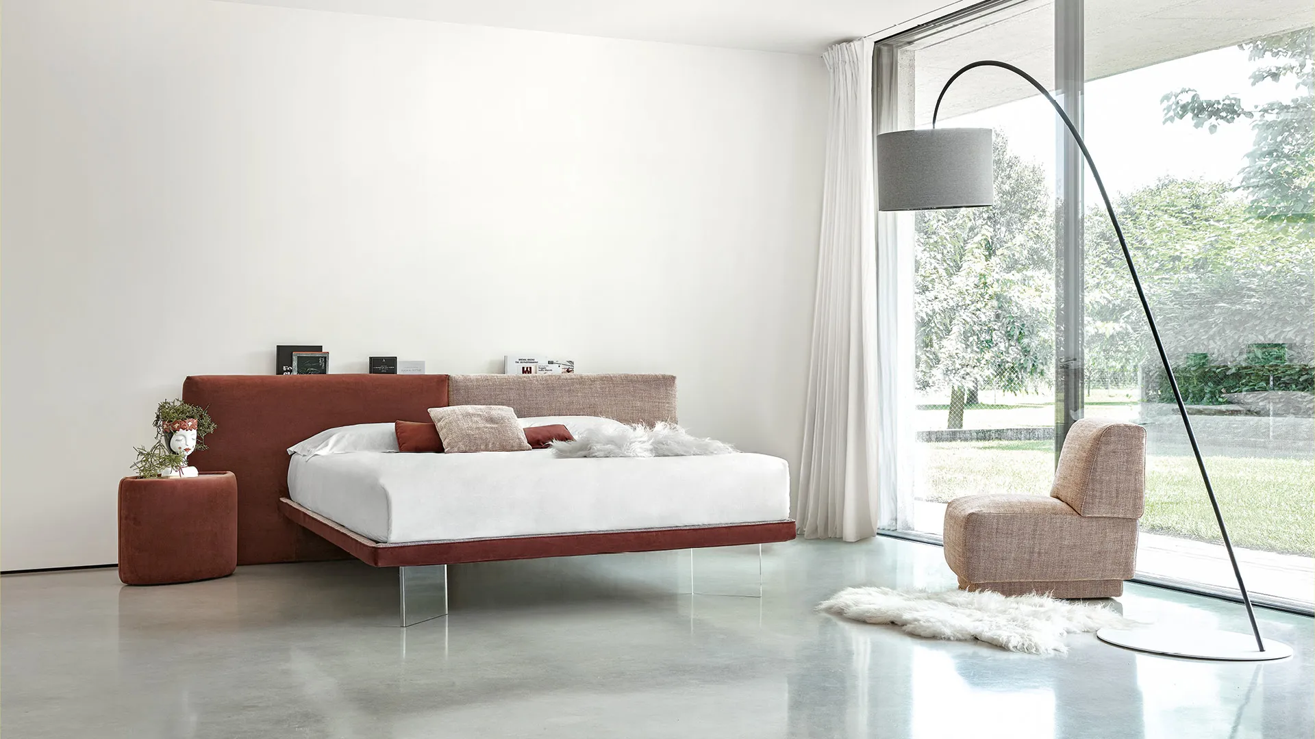 Letto Pegaso Rosini bordeaux con piedini trasparenti e vetrata