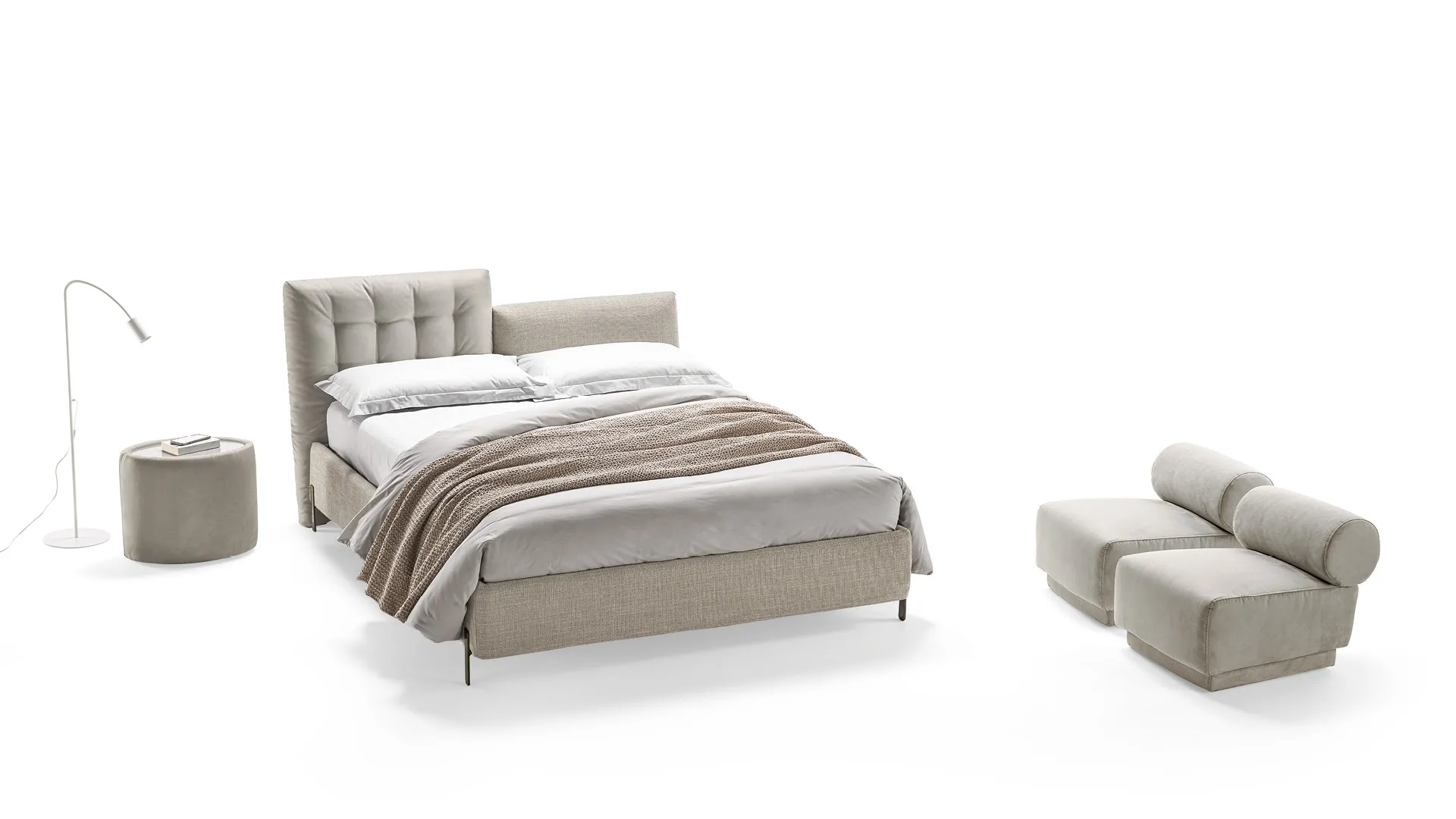 Letto Pegaso Rosini grigio chiaro con pouf e lampada da terra