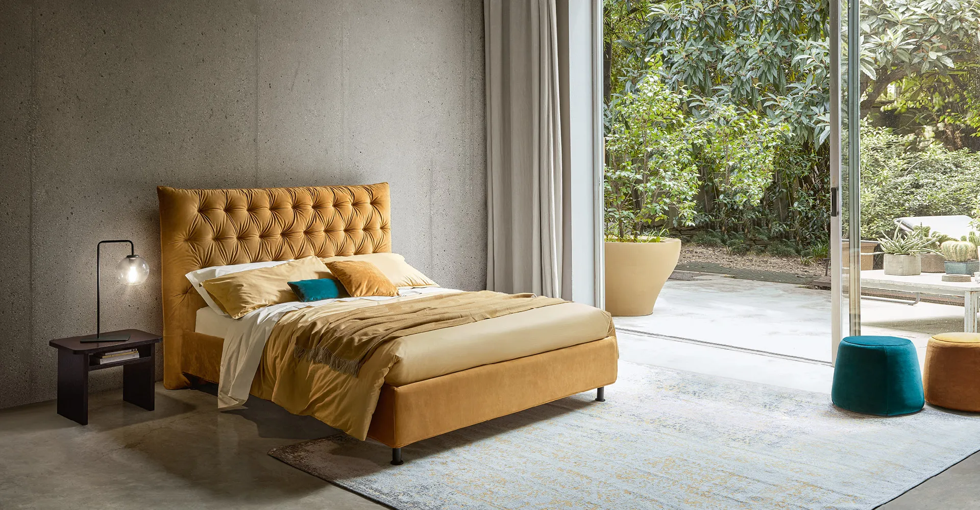 Letto Artemide Rosini giallo ocra con testata capitonné in camera