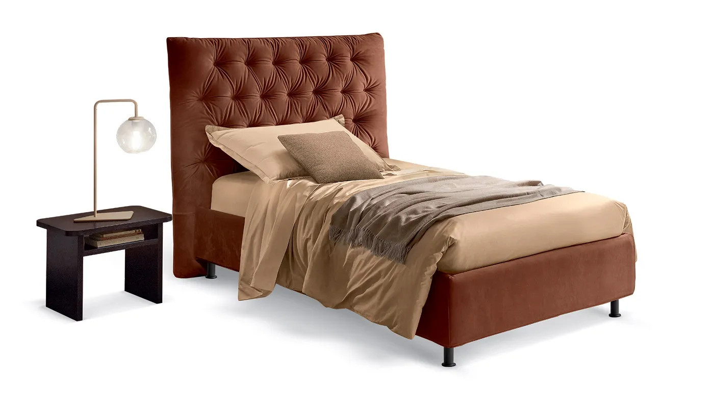 Letto singolo Artemide Rosini in velluto ruggine con comodino