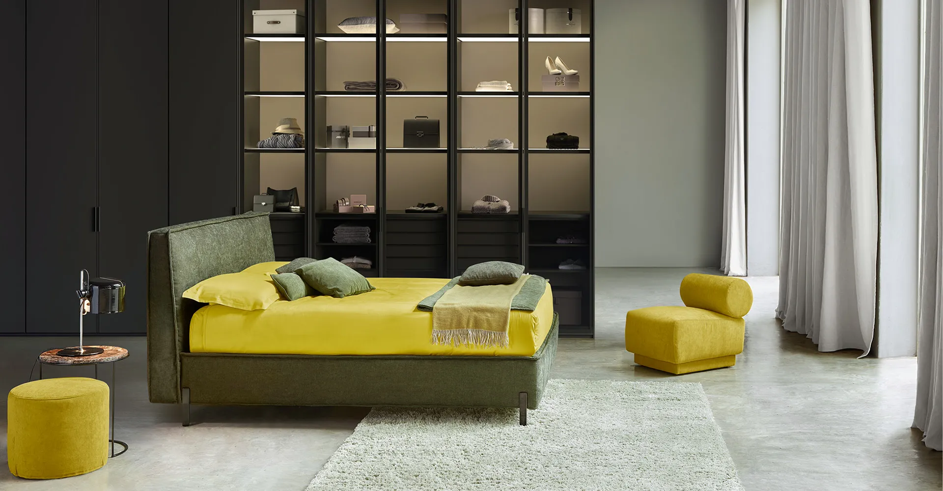 Letto Helios Rosini verde scuro con lenzuola gialle e libreria