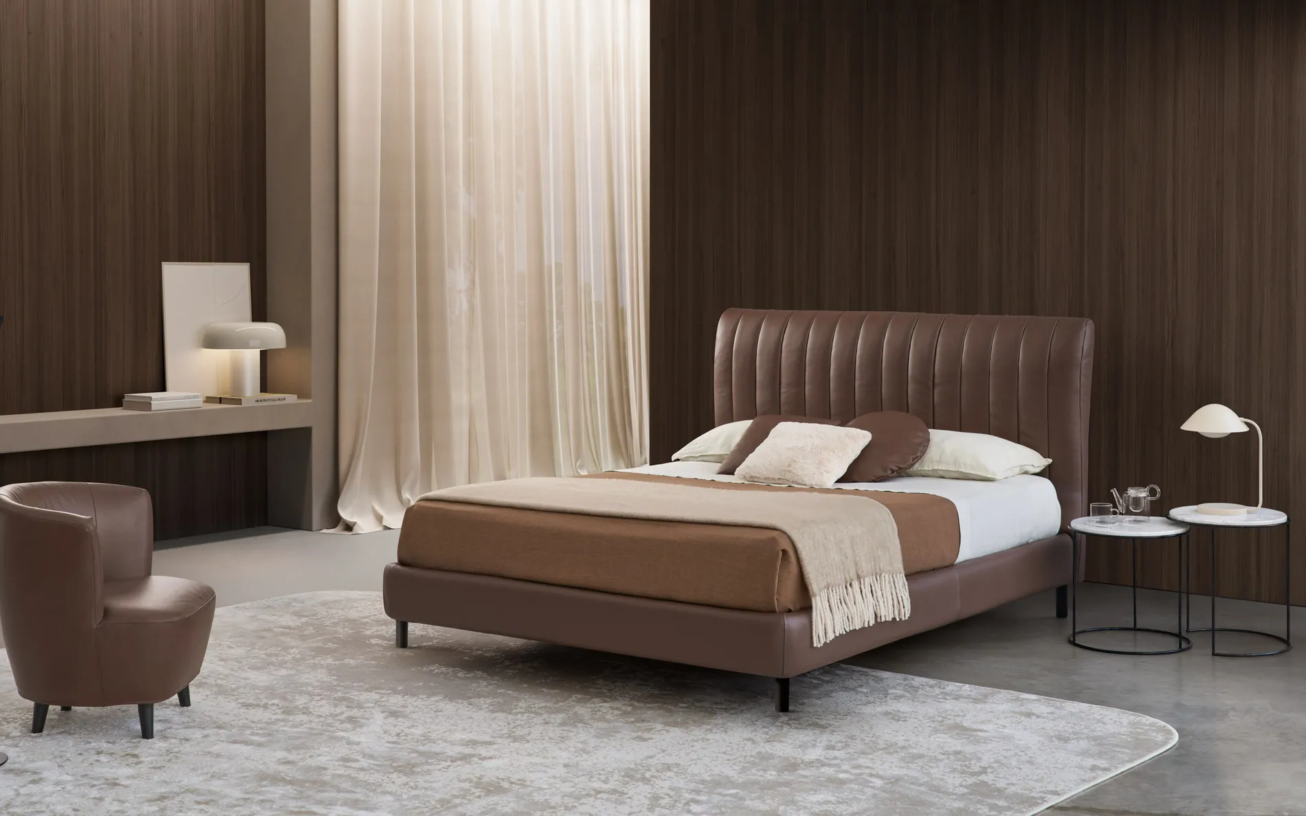 Letto Gaia Rosini in pelle marrone con testata trapuntata
