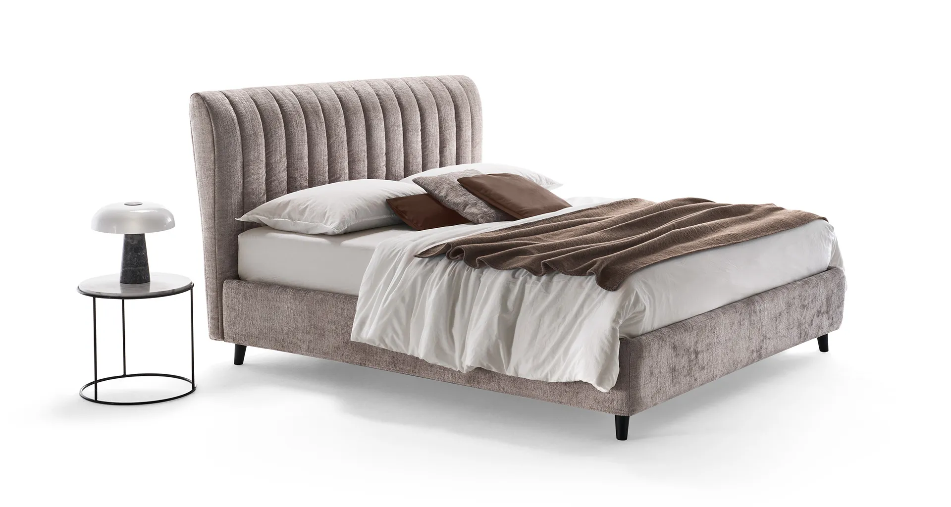 Letto Gaia Rosini in velluto rosato con comodino