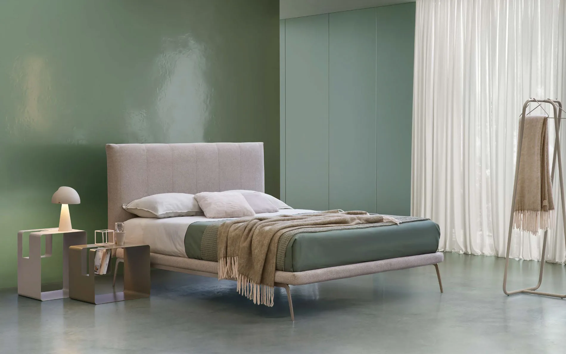 Letto Gastone Rosini chiaro in una camera verde salvia