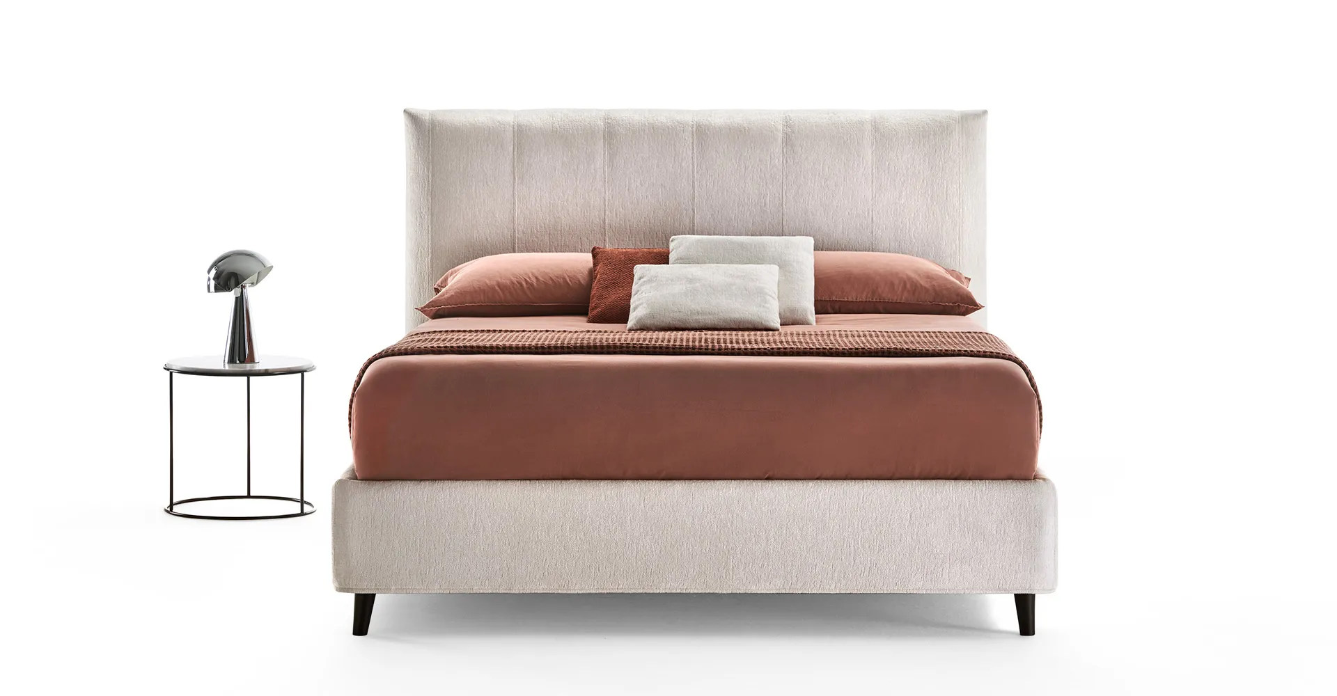Letto Gastone Rosini bianco con lenzuola terracotta