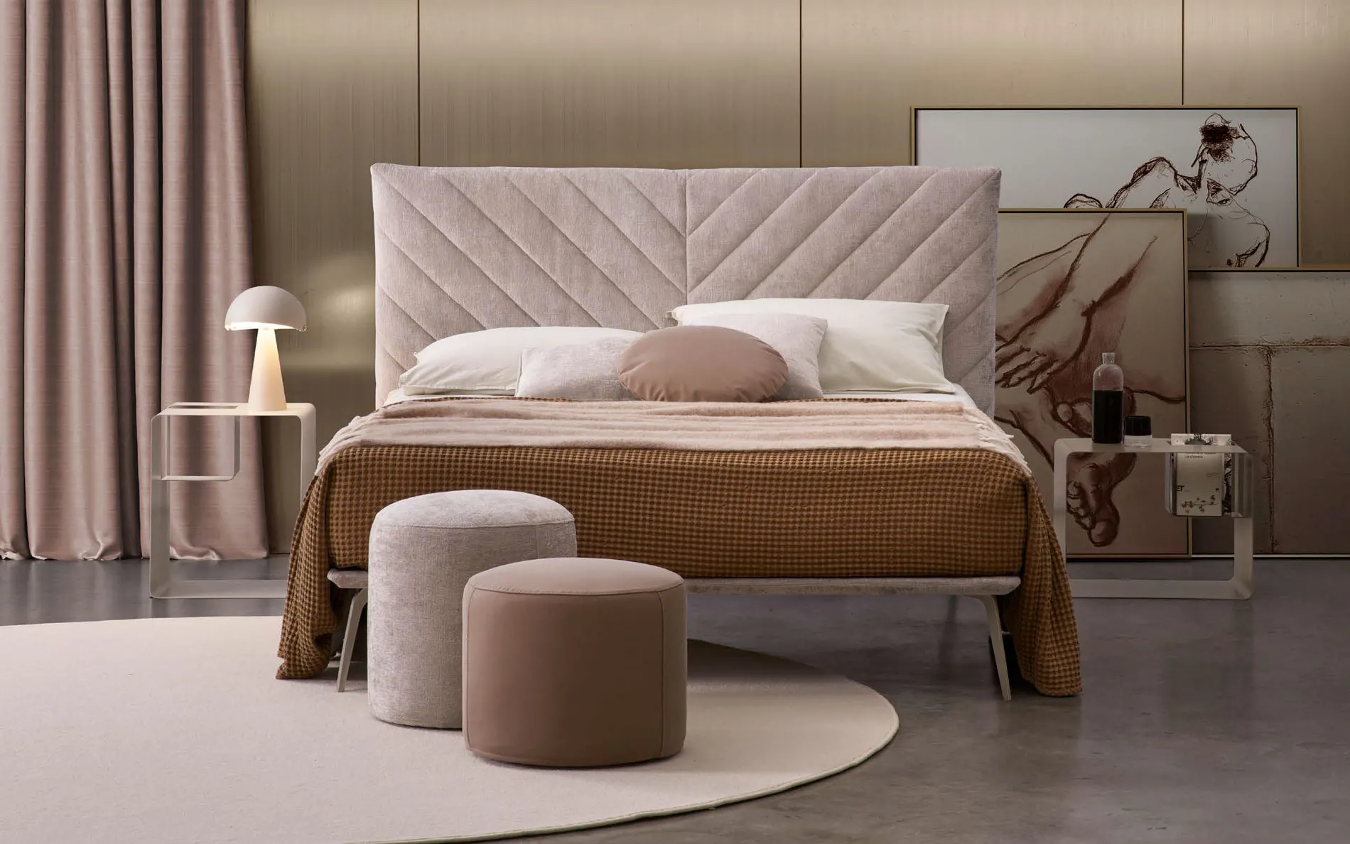 Letto Narciso Rosini con testata a spina di pesce e due pouf