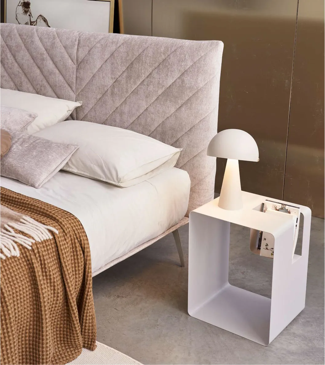 Letto Narciso Rosini con comodino bianco e lampada