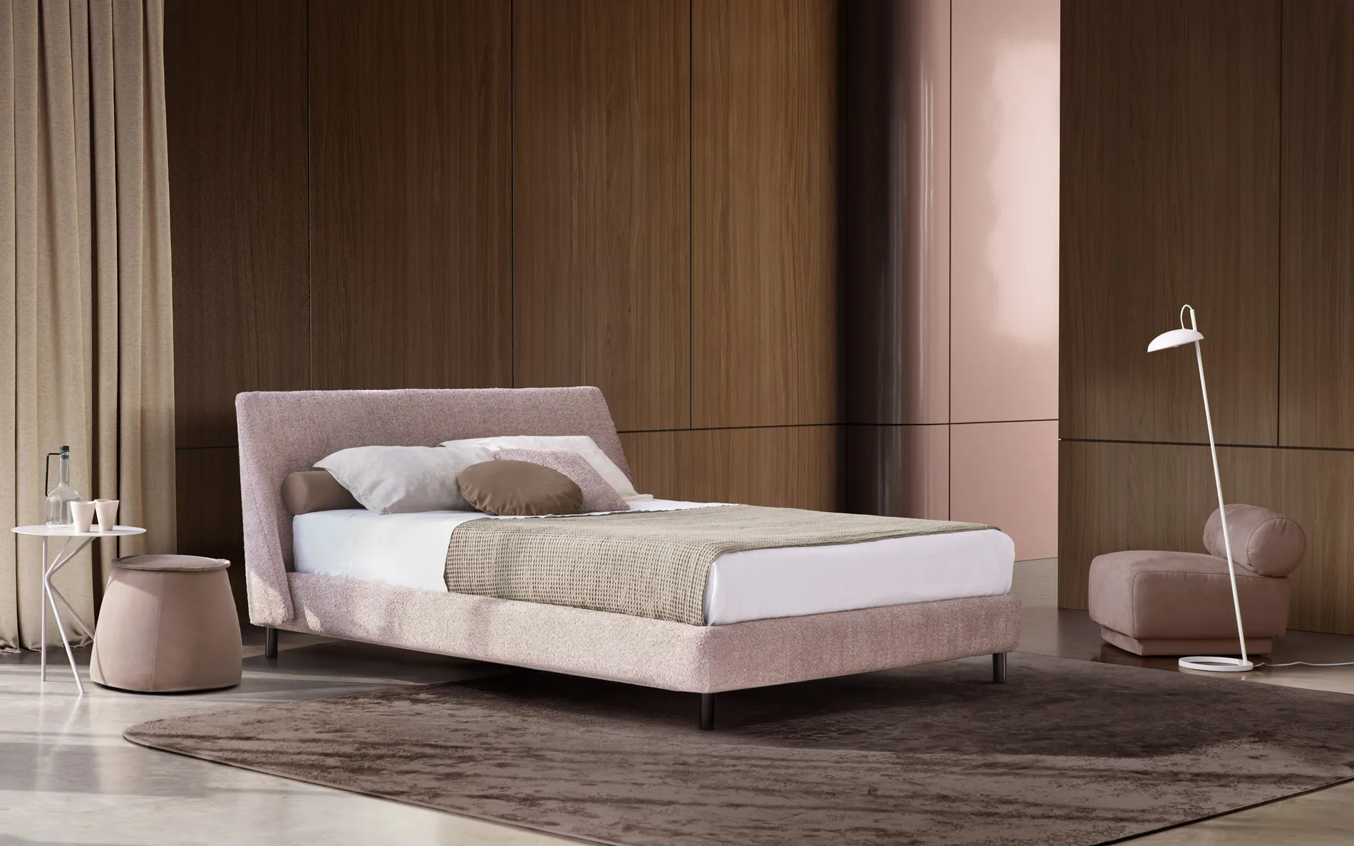 Letto Elettra Rosini rosa con testata arcuata in una camera con boiserie