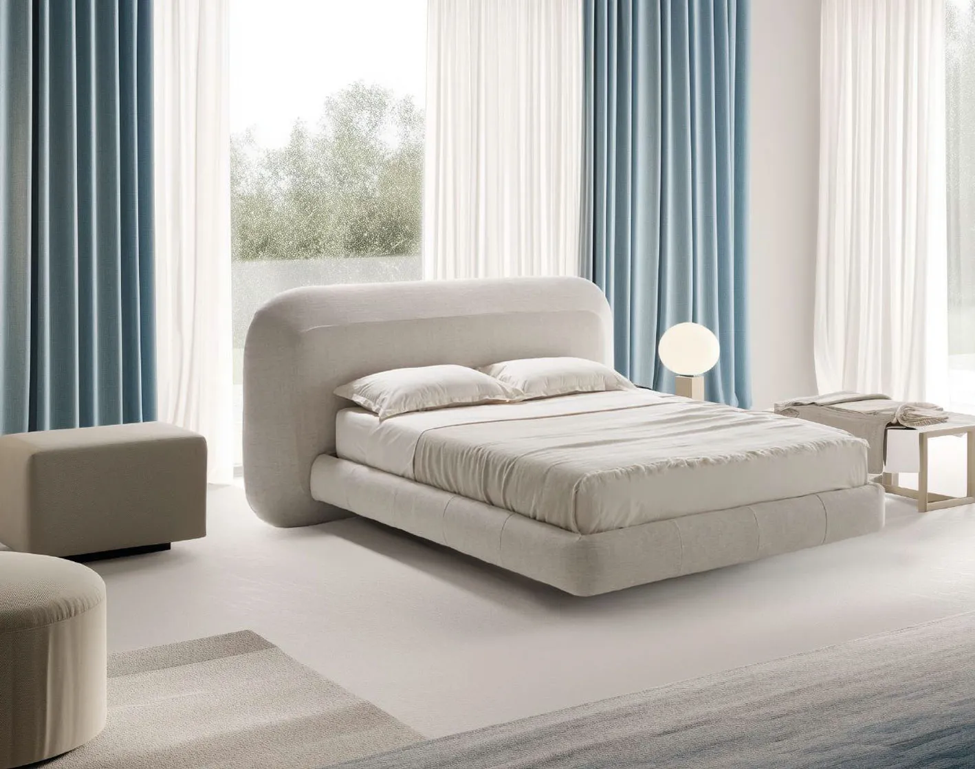 Letto Mars Rosini bianco in una camera con tende blu