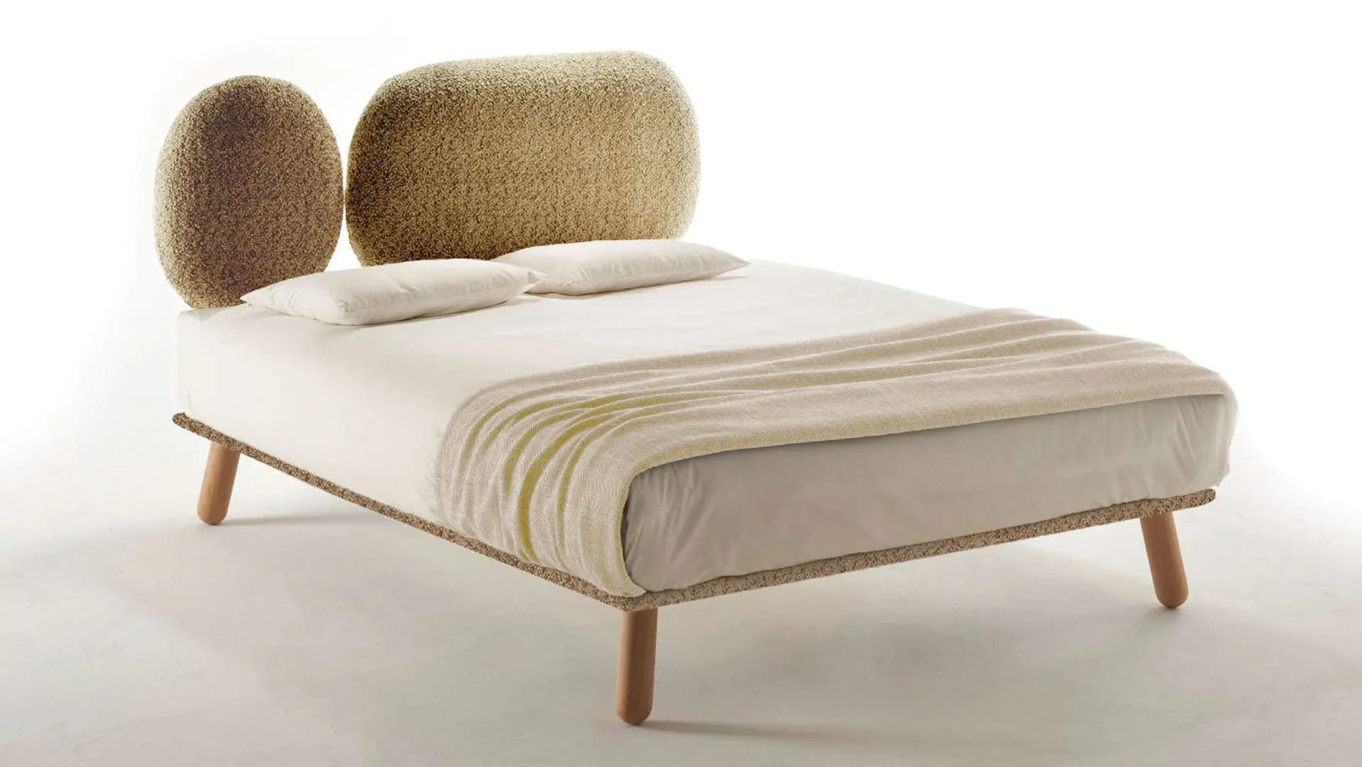 Letto Saturn Rosini con testata in bouclé beige su fondo chiaro
