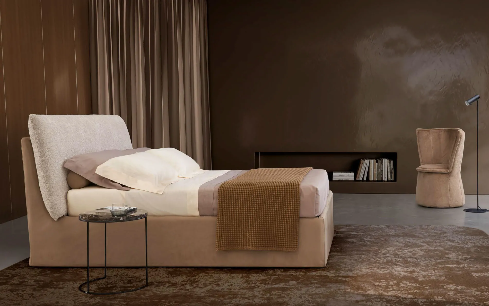 Letto Afrodite Rosini beige in una camera dai toni caldi