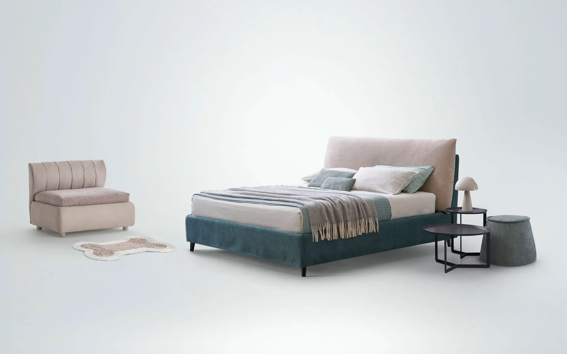 Letto Afrodite Rosini blu con poltroncina e comodino