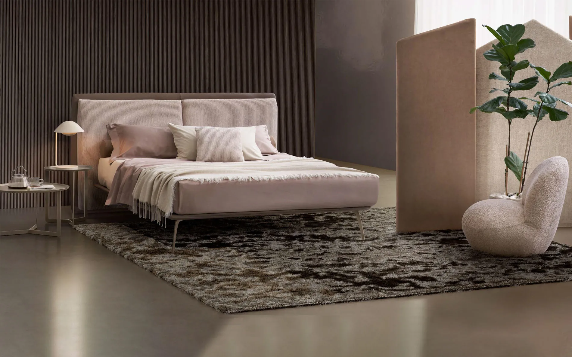 Letto Beatrix Rosini rosa cipria in una camera con tappeto
