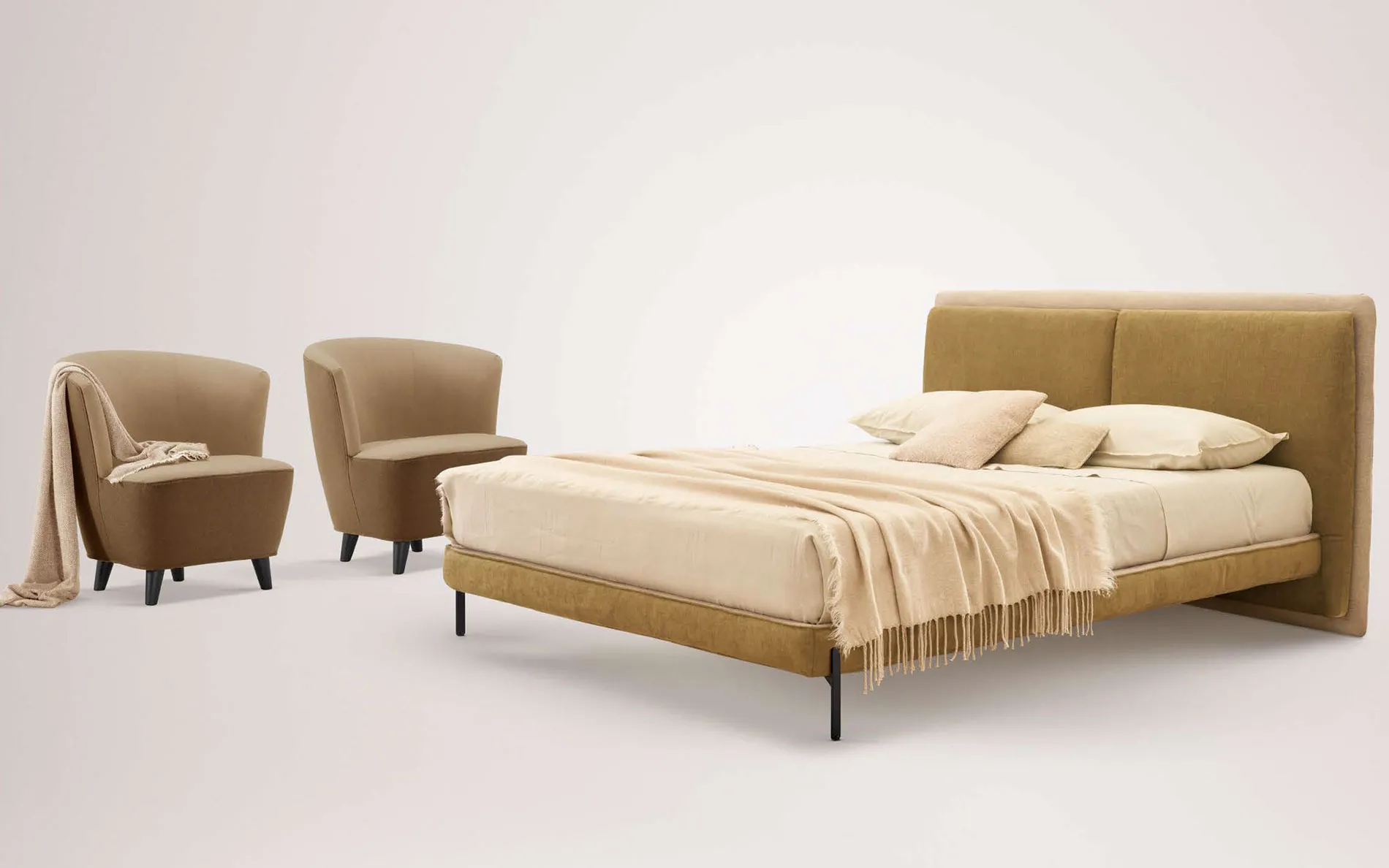 Letto Beatrix Rosini color senape con due poltroncine