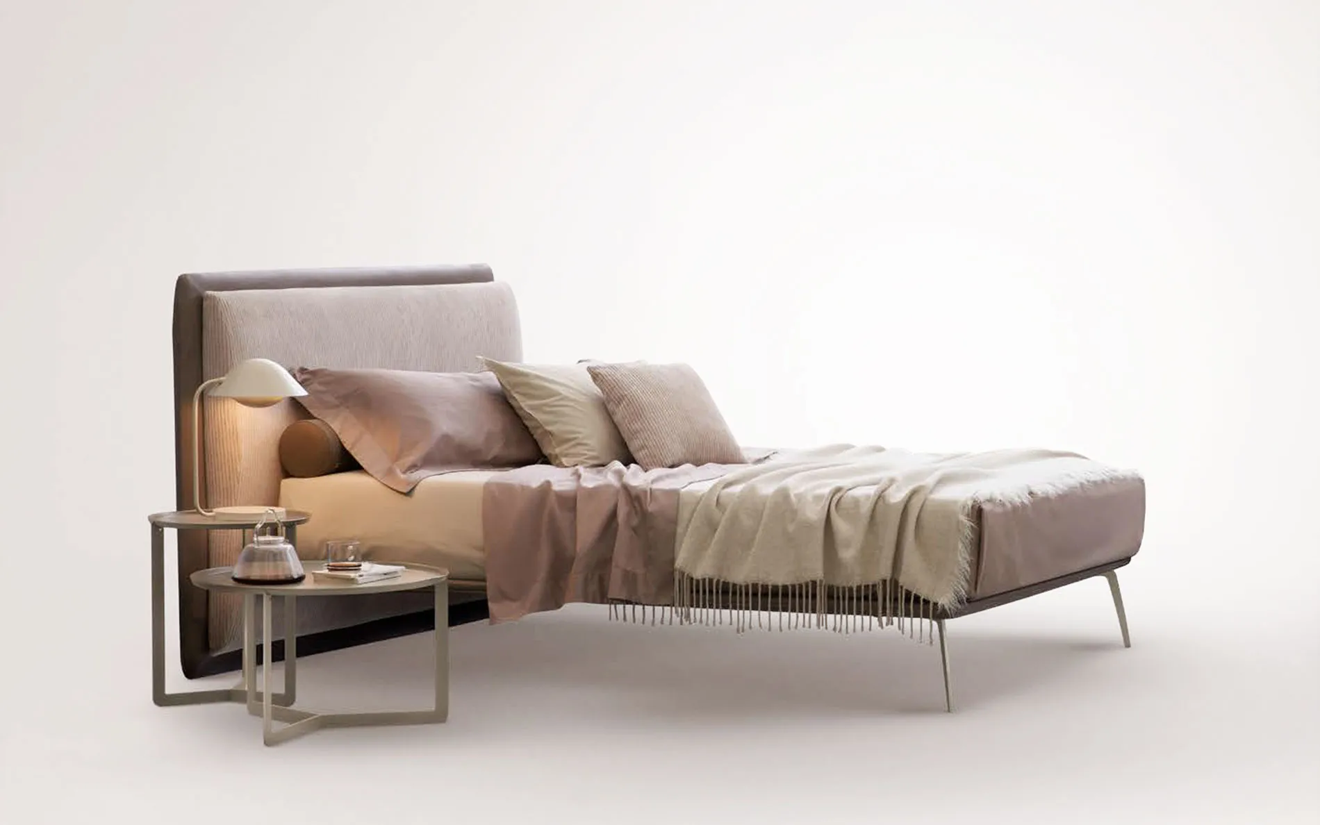 Letto Beatrix Rosini con cornice scura e biancheria chiara