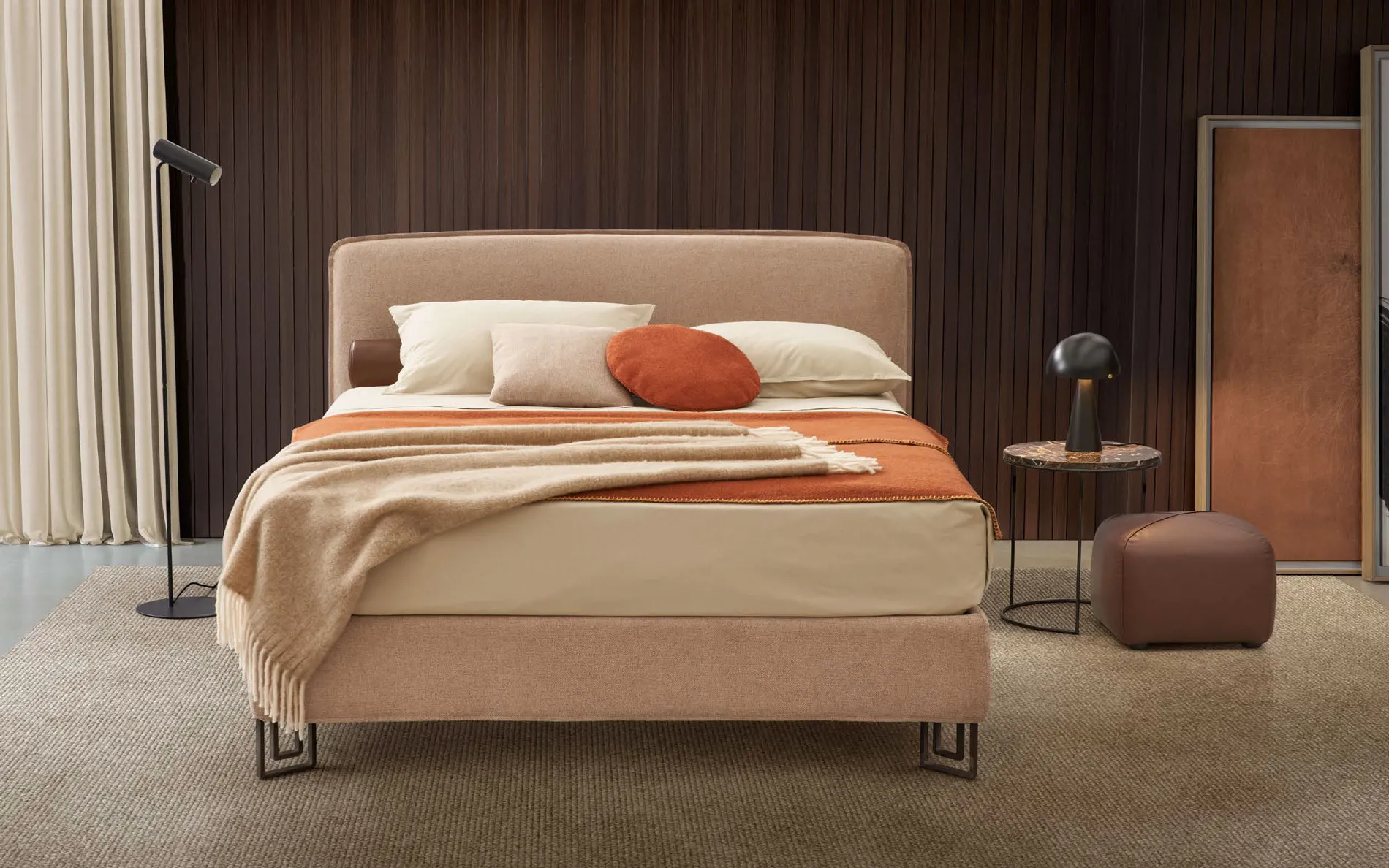 Letto Kiss Rosini rosa antico con cuscini arancio in camera