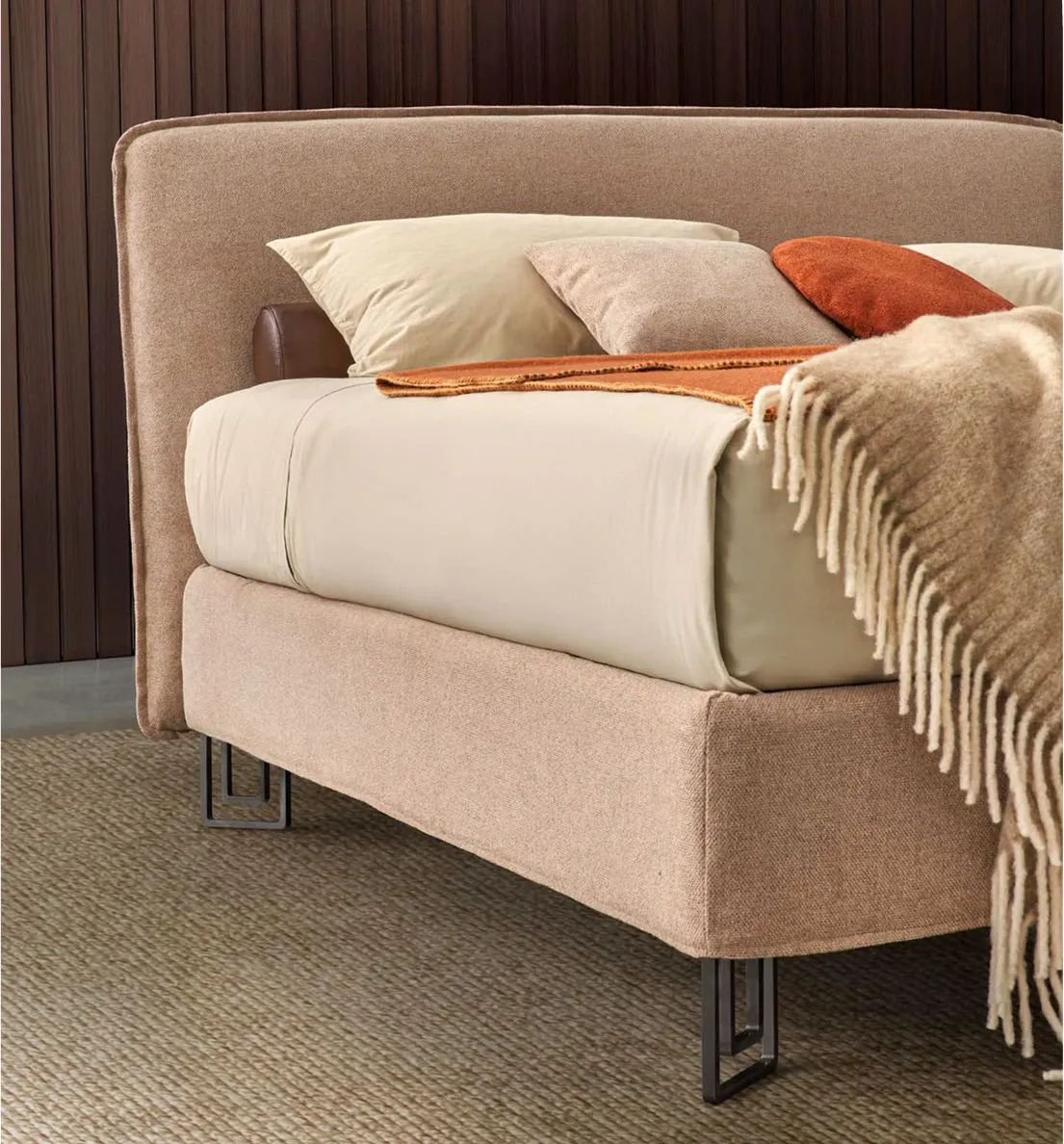 Letto Kiss Rosini con coperta frangiata ai piedi
