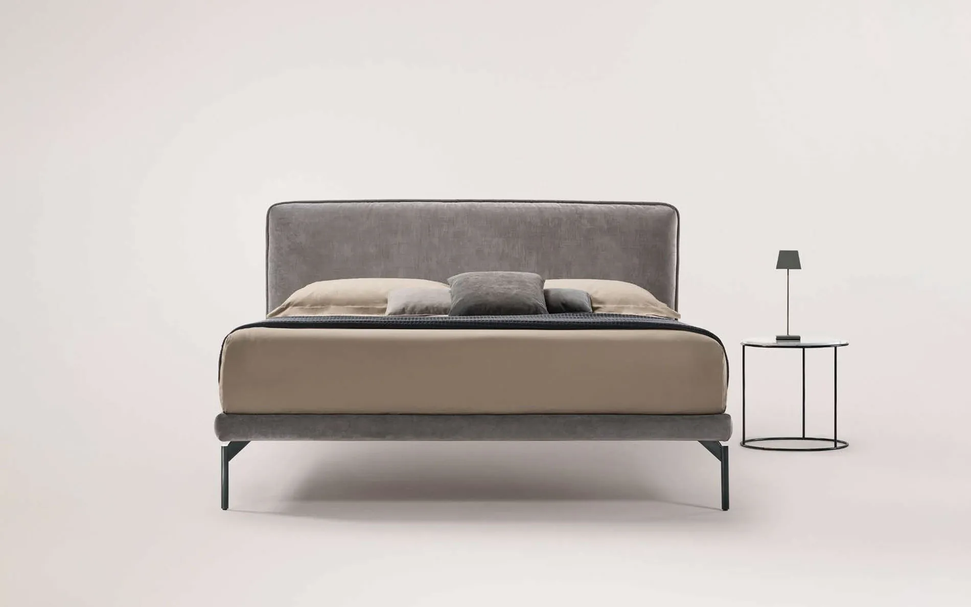 Letto Kiss Rosini grigio con comodino in metallo