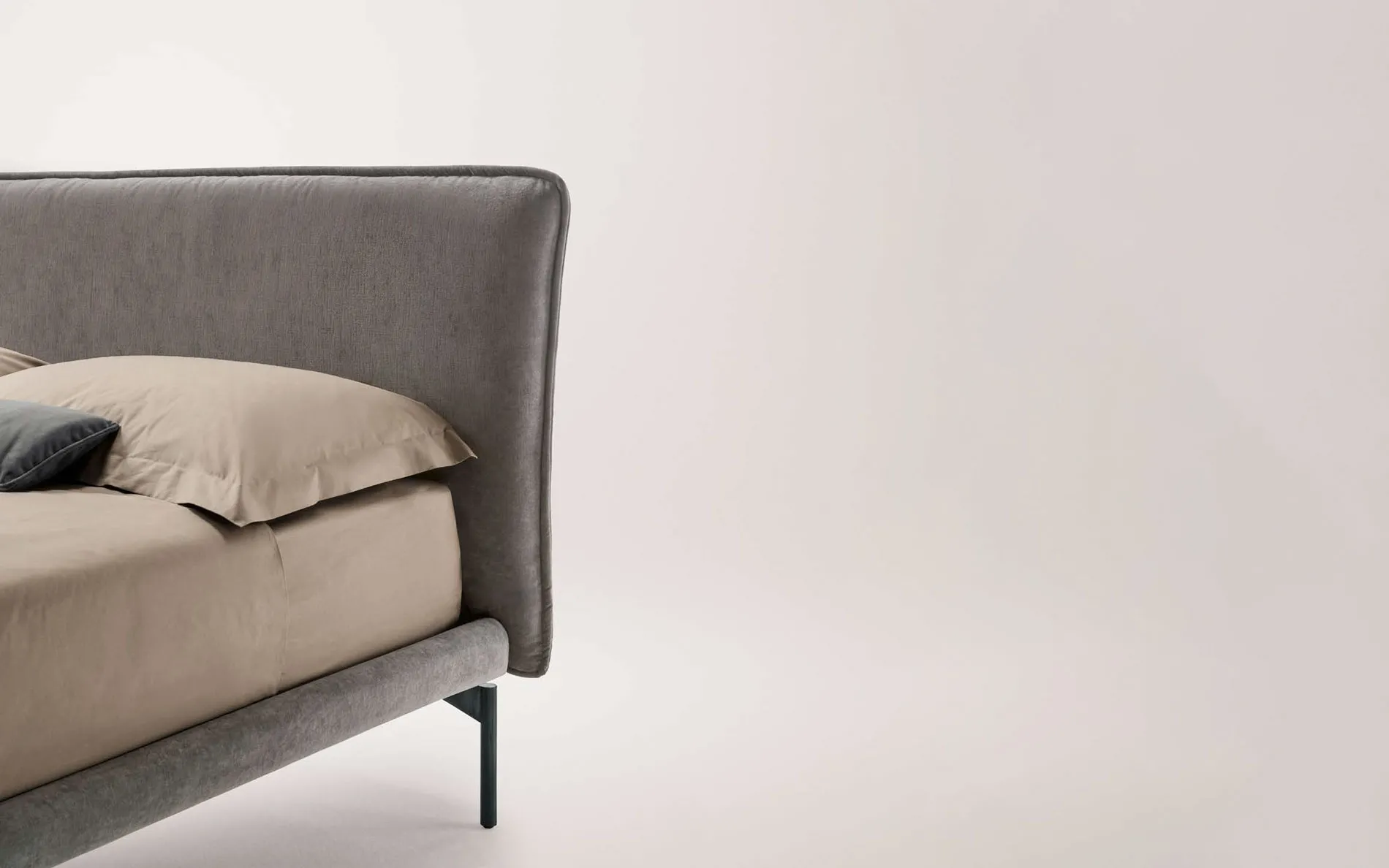Testata del letto Kiss Rosini grigia vista di lato