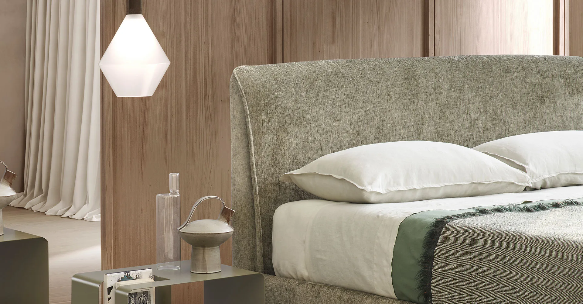 Testata del letto Nadir Rosini con lampada a sospensione