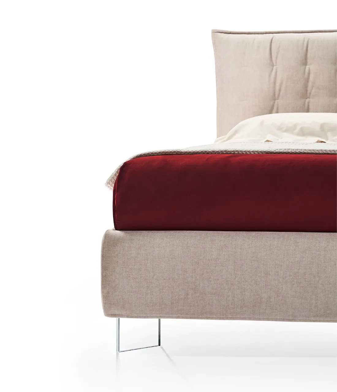 Letto Cassiopea Rosini beige con coperta rossa
