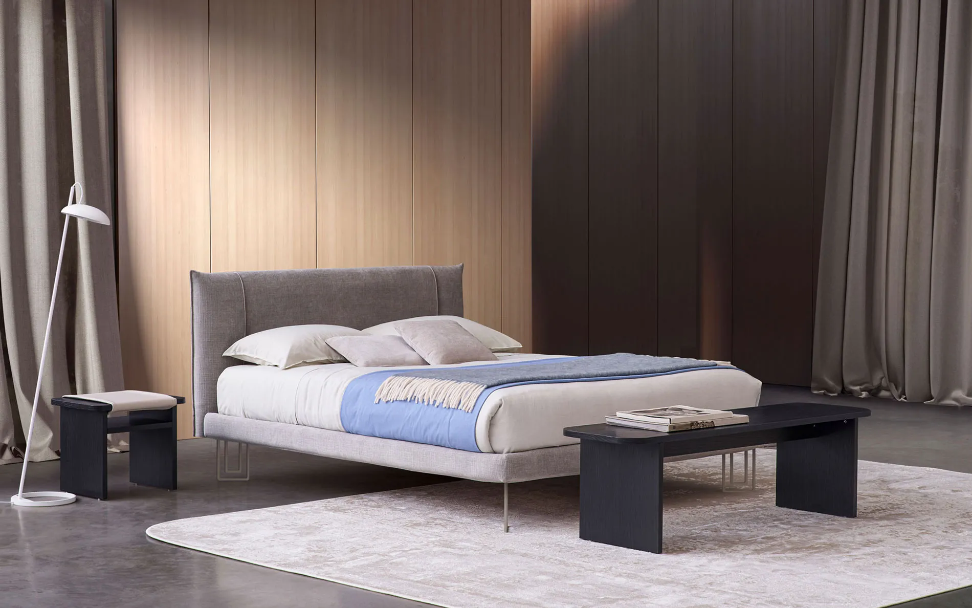 Letto Sakura Rosini grigio in una camera con tende