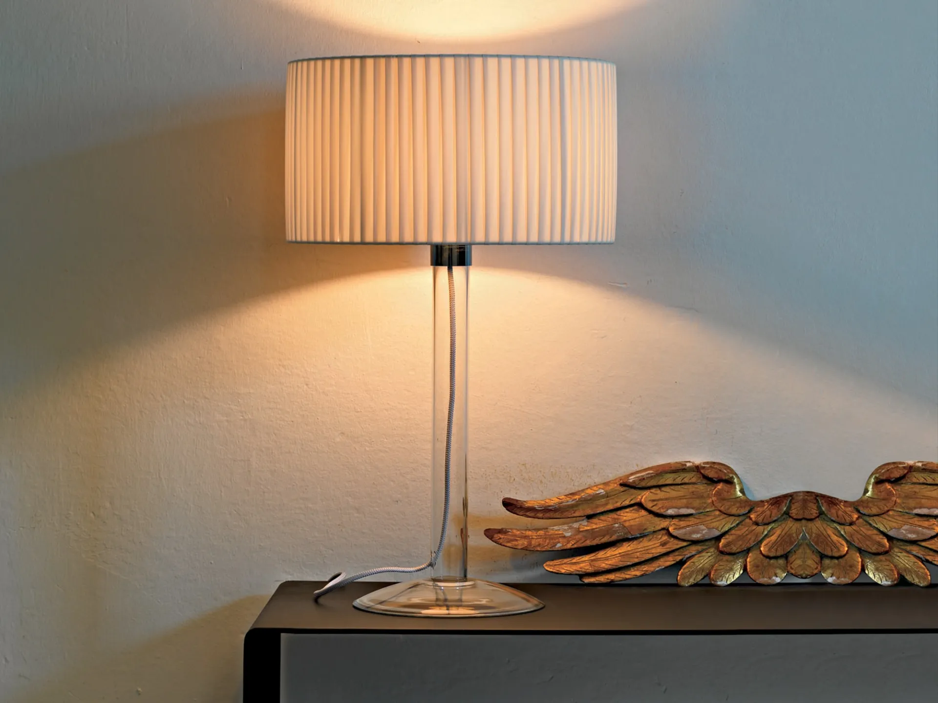 Lampada da tavolo Hari Le Fablier con paralume plissé acceso