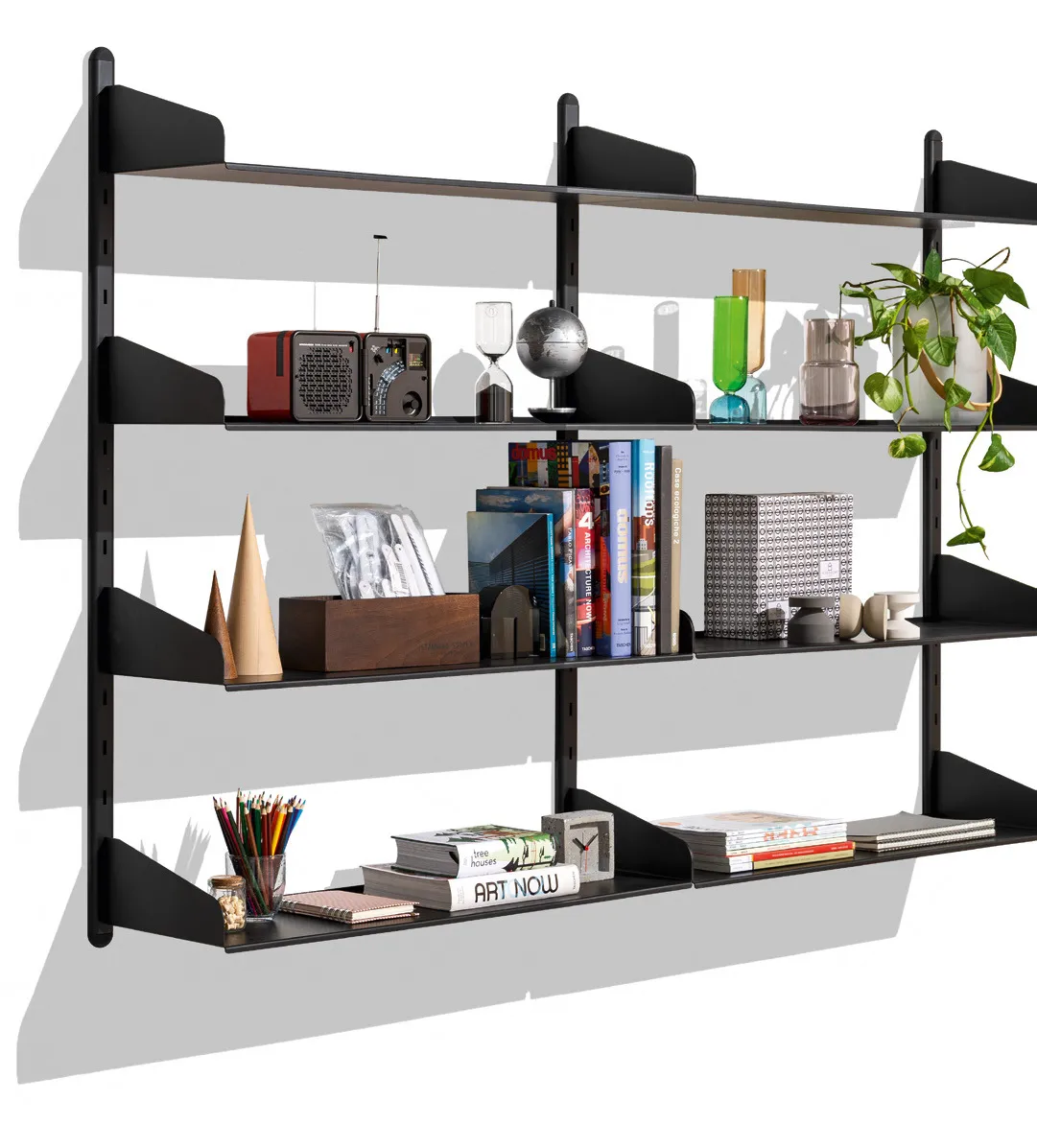 Libreria a parete Shelfy Connubia nera con libri, radio, vasi e piante sui ripiani