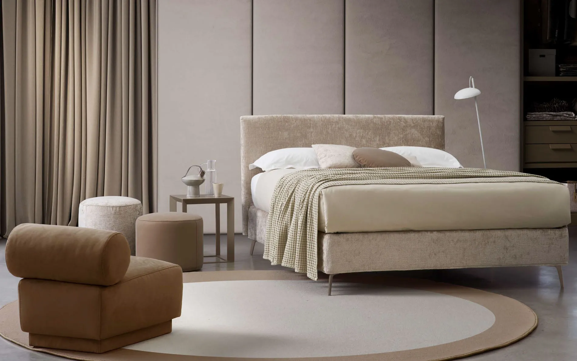 Letto Arata Rosini tortora con poltroncina in camera