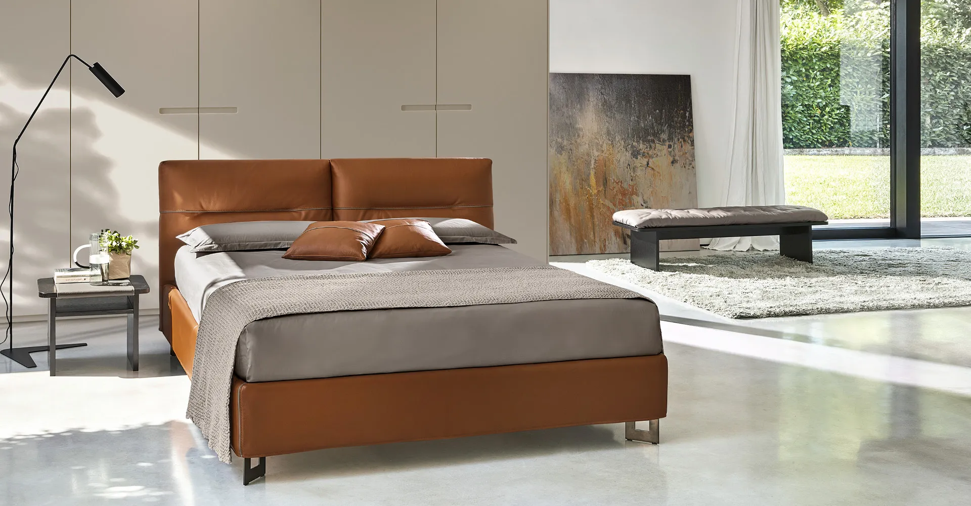 Letto Iride Rosini in pelle cognac in camera