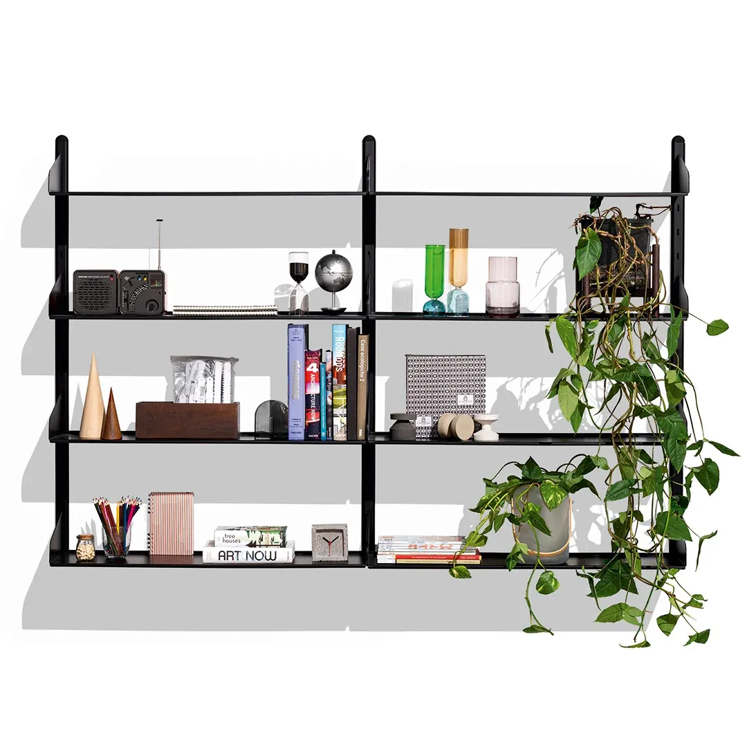 Libreria Shelfy Connubia vista di fronte con ripiani neri, libri e una pianta ricadente