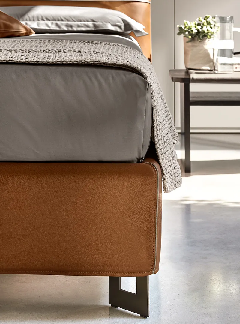 Letto Iride Rosini in pelle visto da vicino