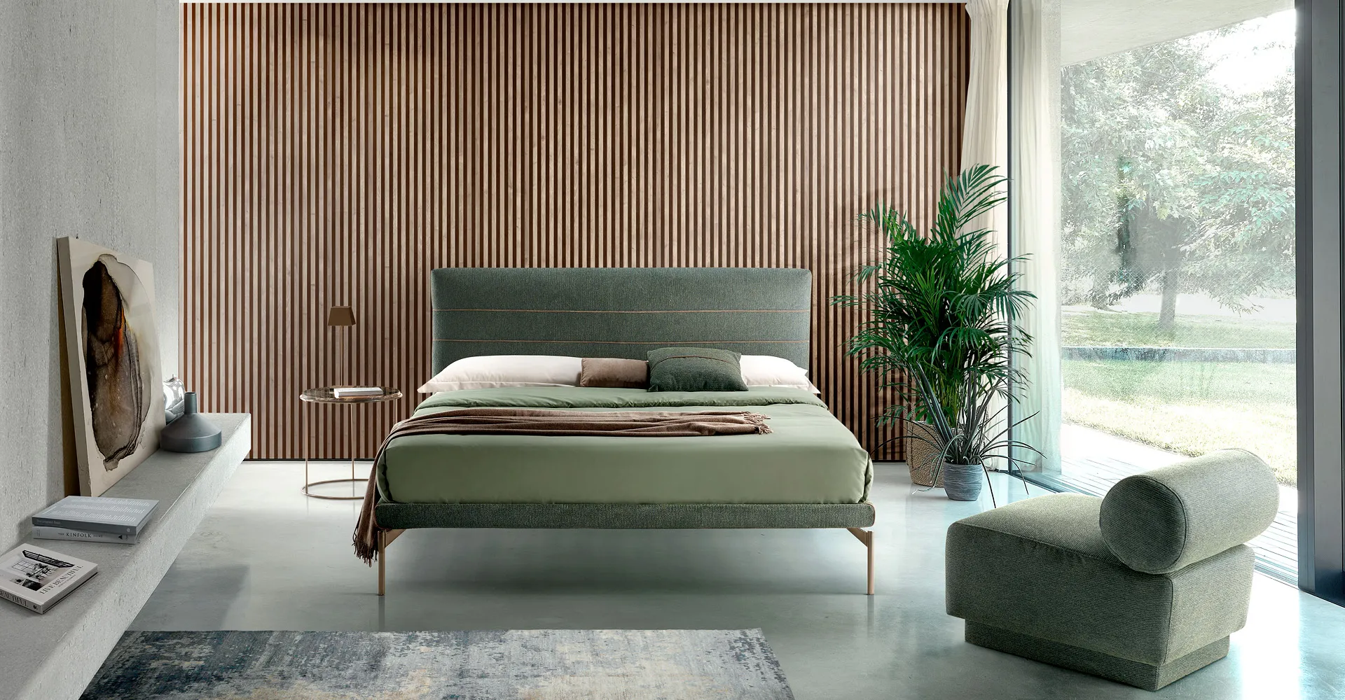 Letto Apollo Rosini verde in una camera con legno