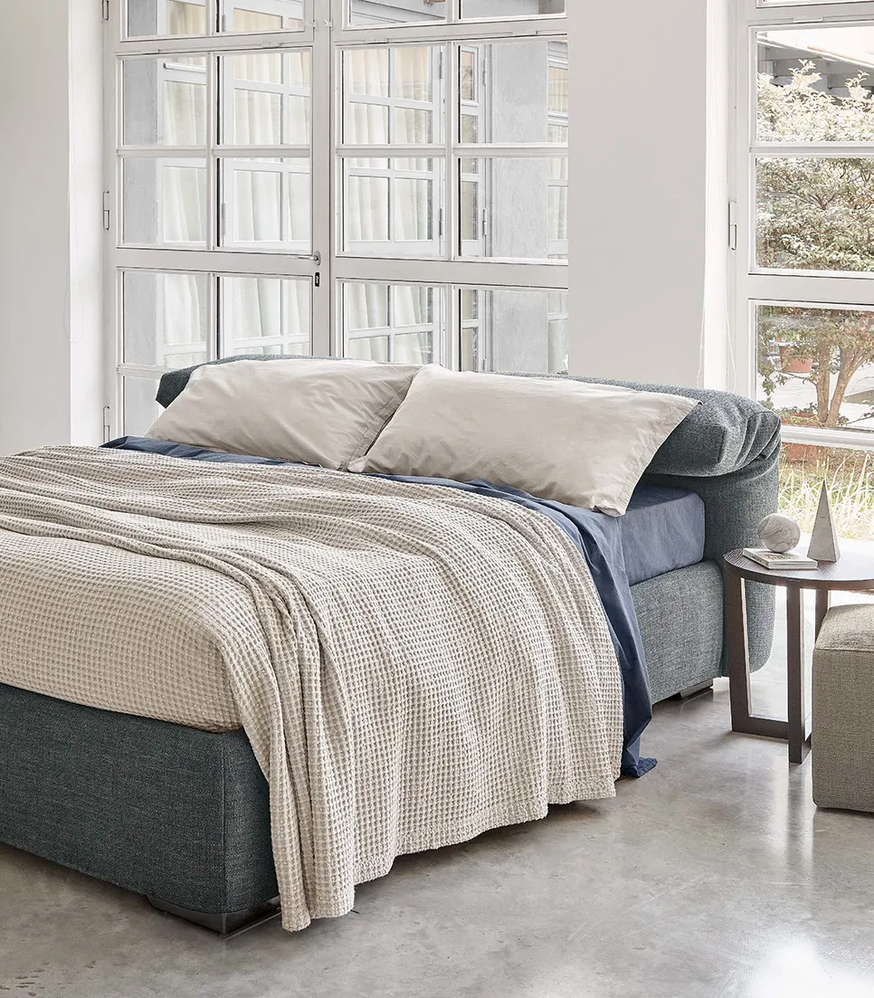 Letto Adone Rosini in una camera con vetrate