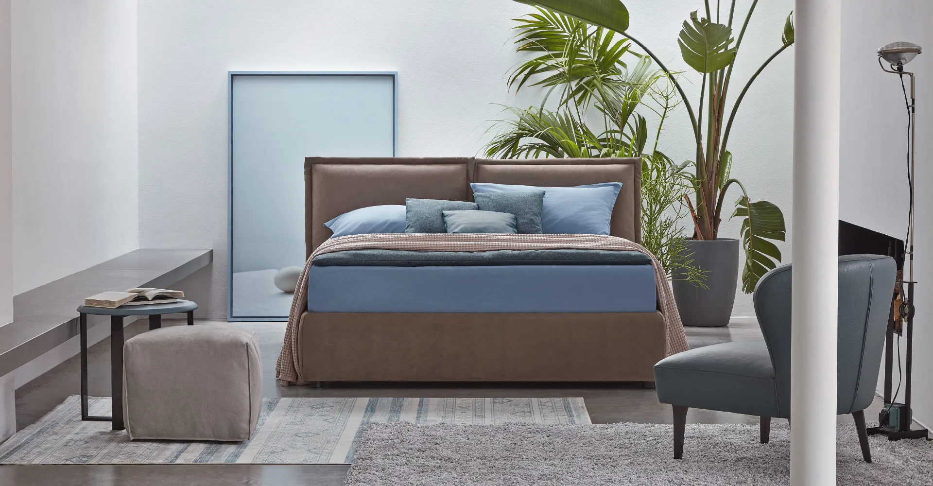 Letto Aede Rosini tortora con pouf in camera