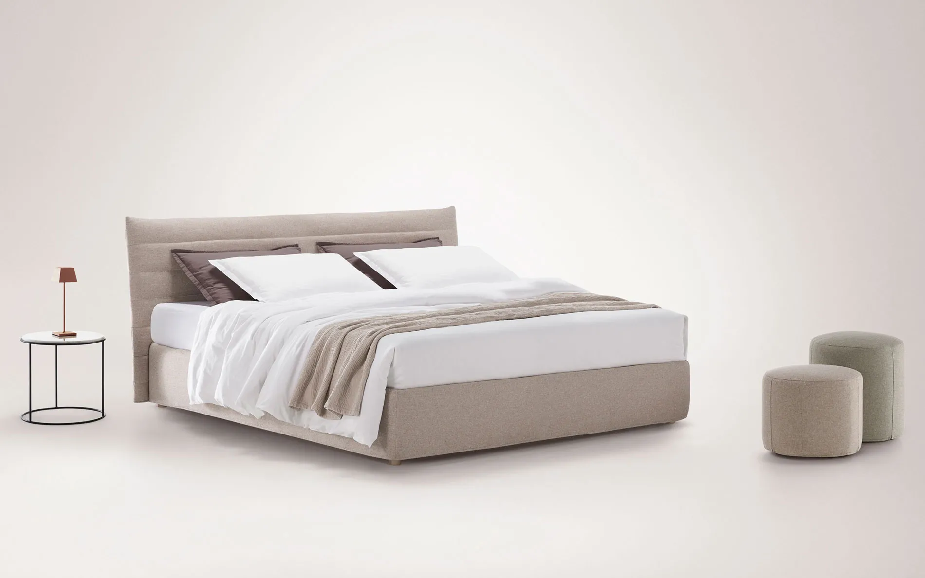 Letto Aede Rosini chiaro su fondo bianco