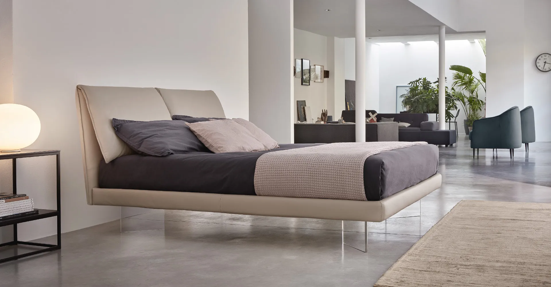 Letto Afaia Rosini grigio chiaro in camera