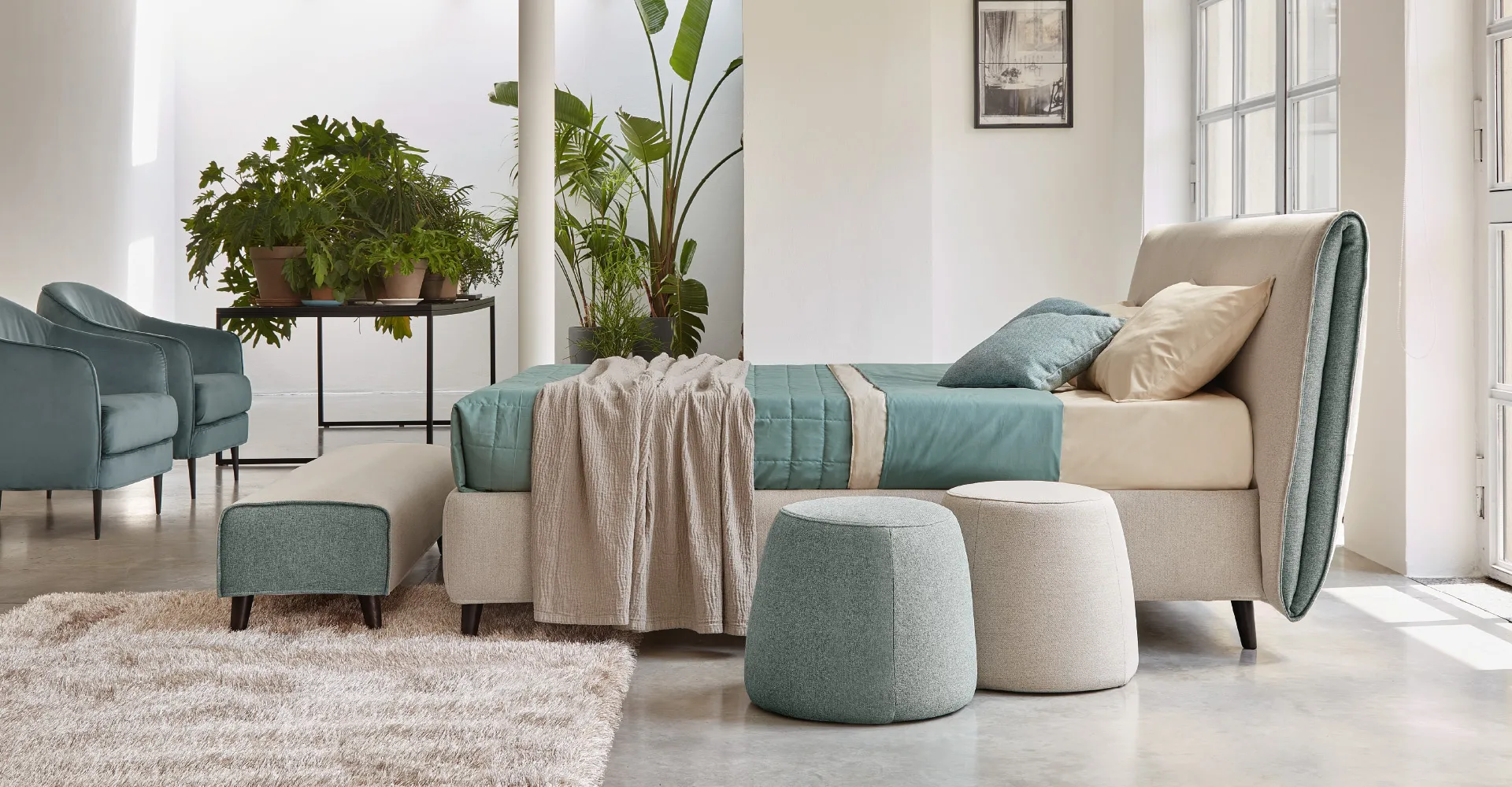 Letto Carme Rosini verde acqua e beige con pouf