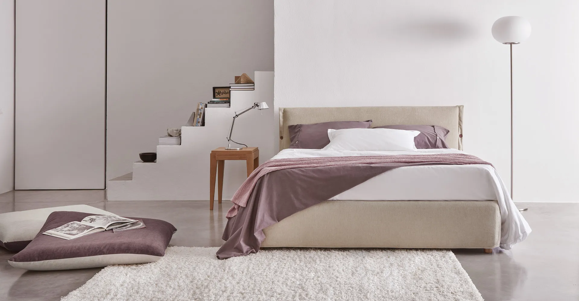 Letto Demetra Rosini rosa cipria in una camera con scala